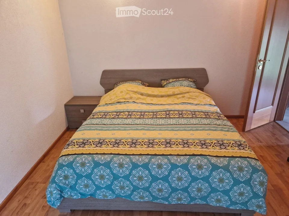 Zimmer mit Doppelbett möbliert in einem gemeinsam genutzten Haus – Foto 5 von 5