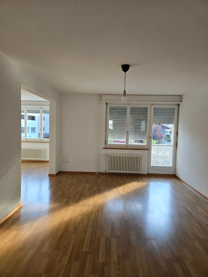 Appartement spacieux 5 pièces avec balcon et belle vue à Linthal – photo 3 sur 14