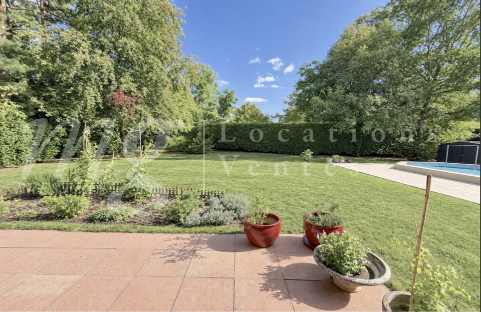 GRANDE CASA INDIVIDUALE DI 8 LOCALI -- BELLISSIMO GIARDINO RECINTATO CON ALBERI E PISCINA NUOVA – foto 3 di 13