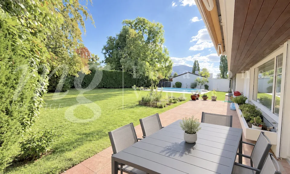 GRANDE CASA INDIVIDUALE DI 8 LOCALI -- BELLISSIMO GIARDINO RECINTATO CON ALBERI E PISCINA NUOVA – foto 4 di 13