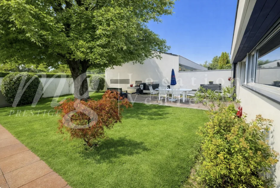 GRANDE CASA INDIVIDUALE DI 8 LOCALI -- BELLISSIMO GIARDINO RECINTATO CON ALBERI E PISCINA NUOVA – foto 6 di 13