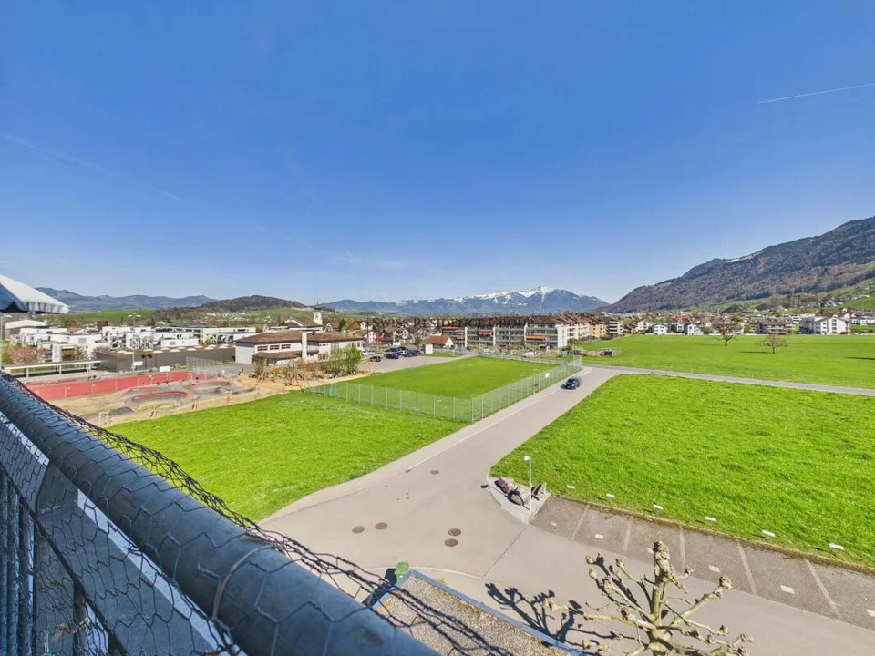 Helle Attikawohnung mit wunderschönem Ausblick auf die Berge – Foto 3 von 13