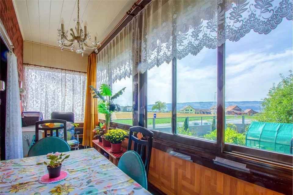 Chalet charmant de 4,5 pièces avec vue lointaine sur les champs et les prairies dans un quartier résidentiel – photo 5 sur 13