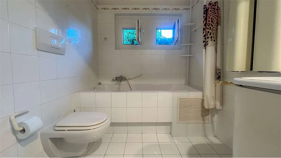 ELEGANTE VILLA CON GIARDINO IN ZONA STRATEGICA – foto 9 di 12