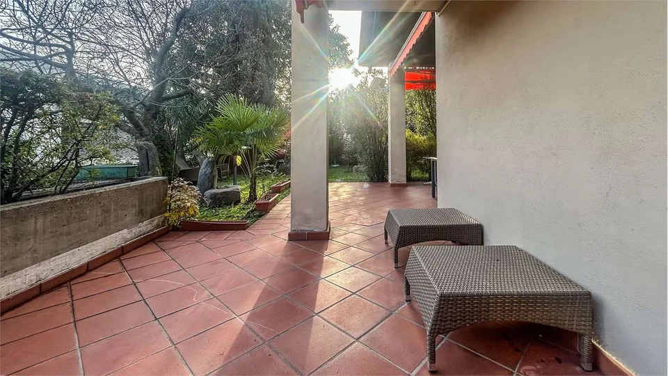 ELEGANTE VILLA CON GIARDINO IN ZONA STRATEGICA – foto 2 di 12
