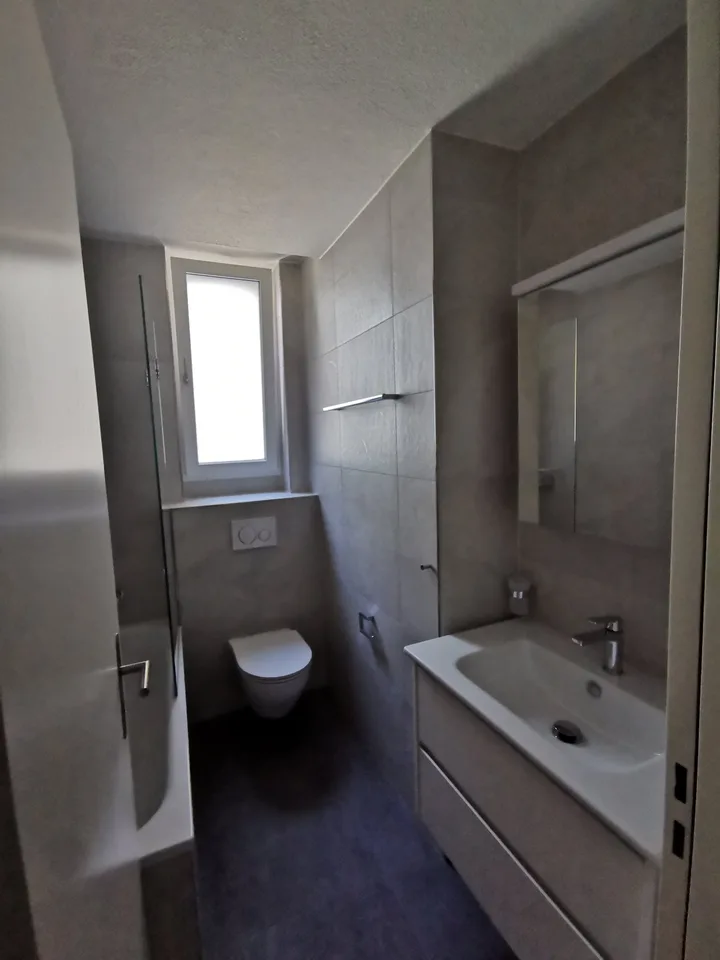 Appartamento di 3 locali appena ristrutturato vicino alla stazione di Wiedikon (disponibile immediatamente) – foto 3 di 13
