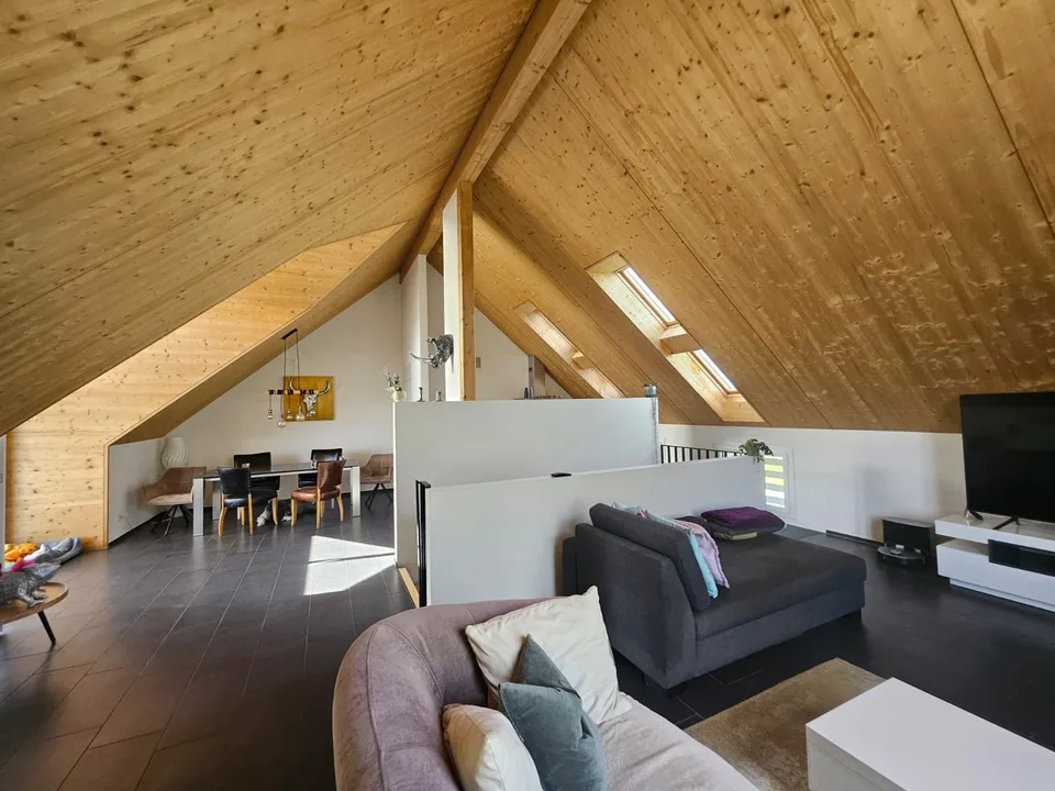 Delizioso appartamento 4.5 locali in maisonnette a Kirchberg – foto 3 di 14