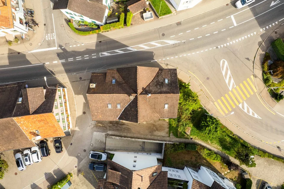 Maison familiale entièrement louée avec 5 appartements, 2 places de parking, 5,5% de rendement & potentiel de développement! – photo 3 sur 14