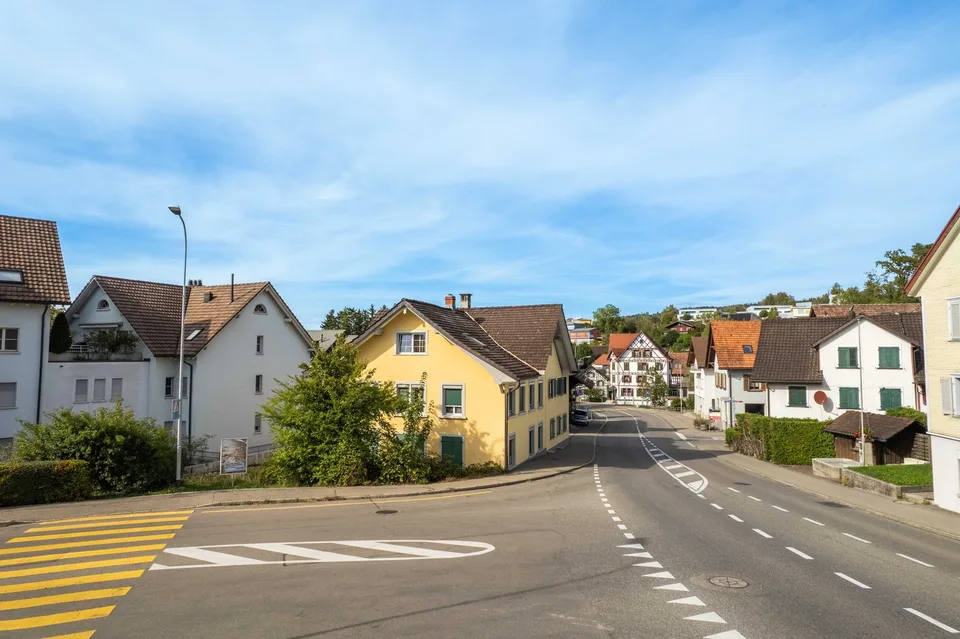 Maison familiale entièrement louée avec 5 appartements, 2 places de parking, 5,5% de rendement & potentiel de développement! – photo 2 sur 14