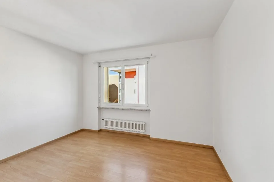 Spacious and Bright 4.5 Rooms Available Immediately! – photo 3 of 6