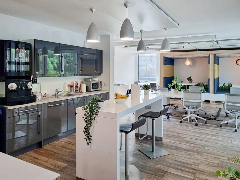 Büro für 4 Personen bei Regus City Flon – Foto 7 von 9