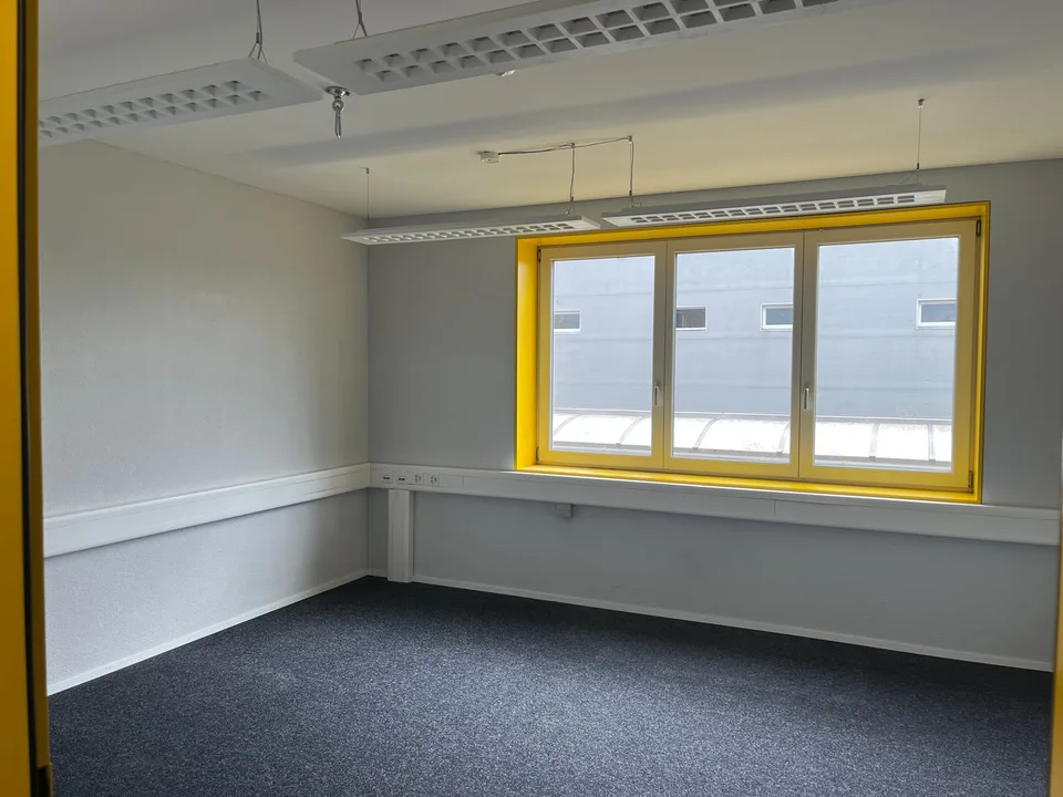 Modernes 105 m² Büro mit grossem Balkon in Ellikon an der Thur – Foto 5 von 7