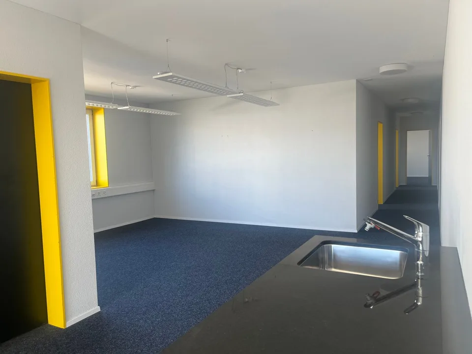 Modernes 105 m² Büro mit grossem Balkon in Ellikon an der Thur – Foto 2 von 7
