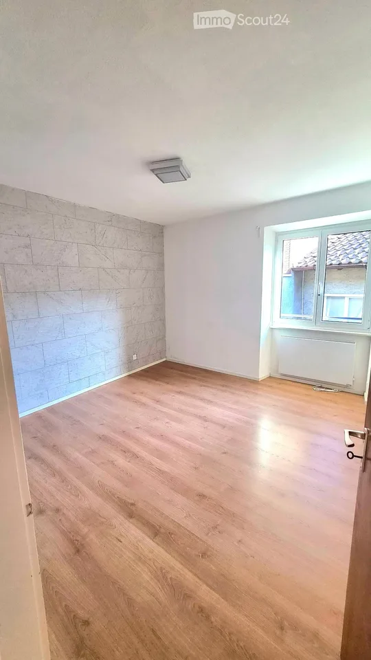 LAMONE-HAUS MIT KAMIN, KLIMANLAGEN, GARAGE UND PARKPLATZ – Foto 3 von 5