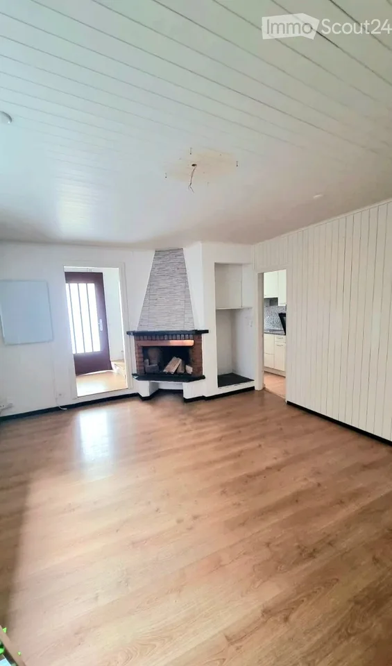 LAMONE-HAUS MIT KAMIN, KLIMANLAGEN, GARAGE UND PARKPLATZ – Foto 2 von 5