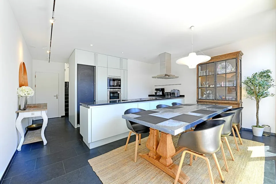4.5-Zi. Reihenmittelhaus mit aussergewöhnlicher Architektur – Foto 4 von 16