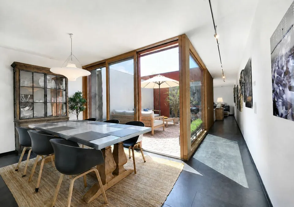 4.5-Zi. Reihenmittelhaus mit aussergewöhnlicher Architektur – Foto 1 von 16