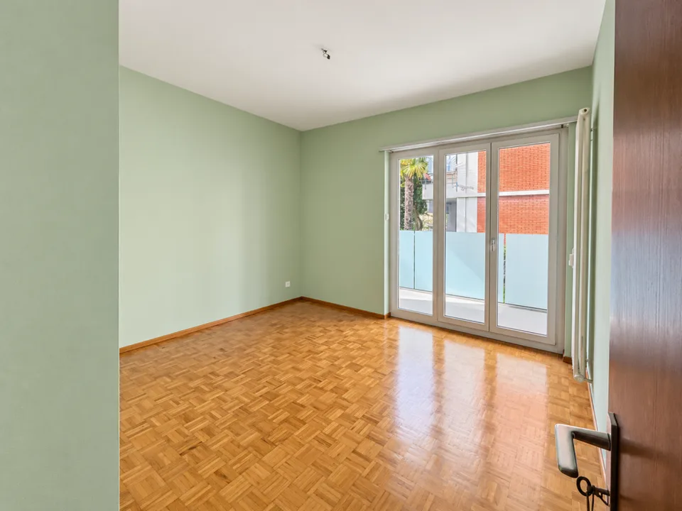 Accogliente 3,5 con piscina a due passi dal lago – foto 4 di 12