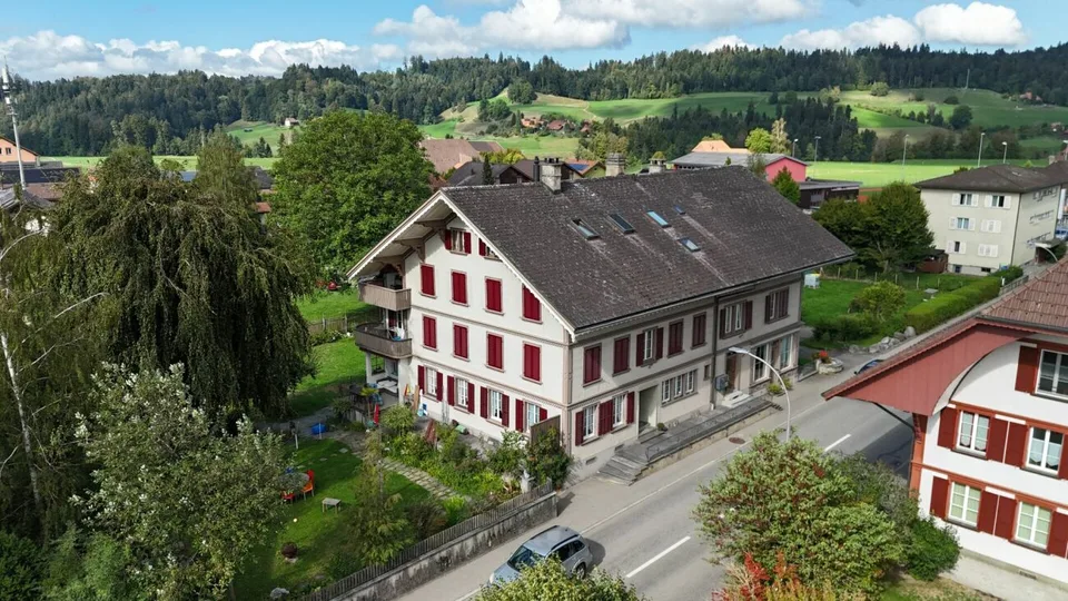 Maison multifamiliale avec grande réserve de terrain constructible – photo 2 sur 24