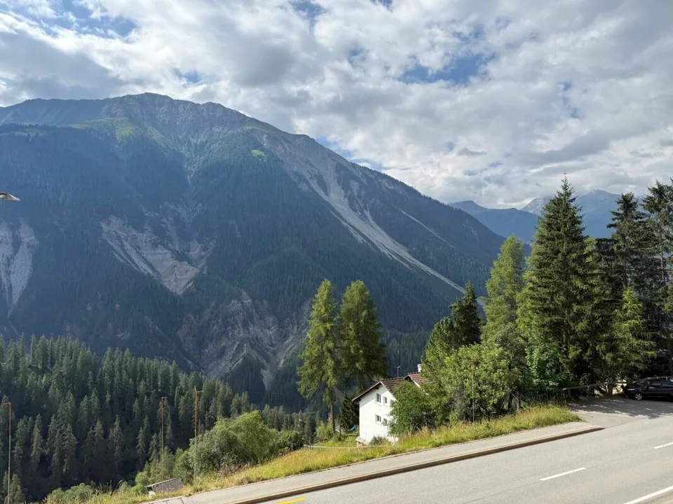 Appartamento soleggiato di 3,5 locali, Hauptstrasse 30, Davos Wiesen – foto 2 di 14