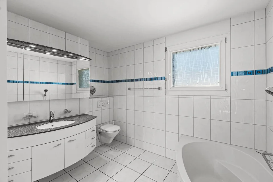 Appartement en attique ensoleillé dans un emplacement central à Binningen ! – photo 8 sur 9