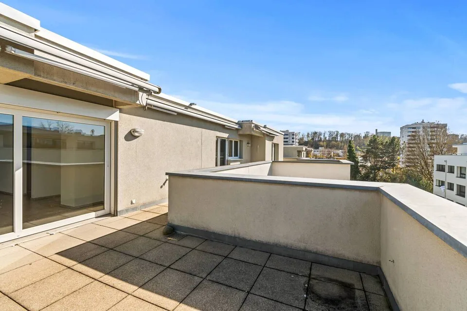 Appartement en attique ensoleillé dans un emplacement central à Binningen ! – photo 6 sur 9