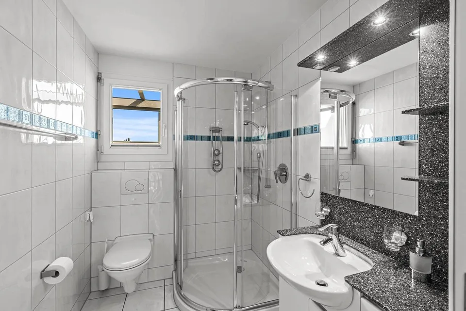 Appartement en attique ensoleillé dans un emplacement central à Binningen ! – photo 7 sur 9