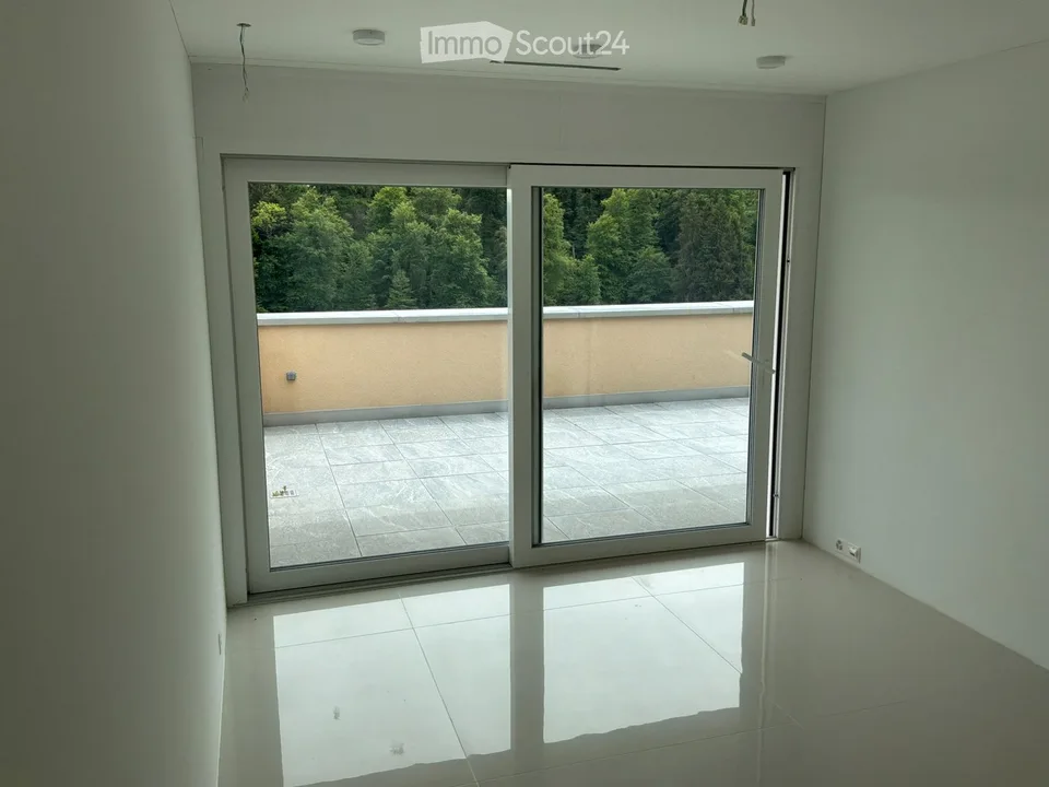 Attikawohnung mit grosser Terasse - Neuwohnung ! – Foto 4 von 5