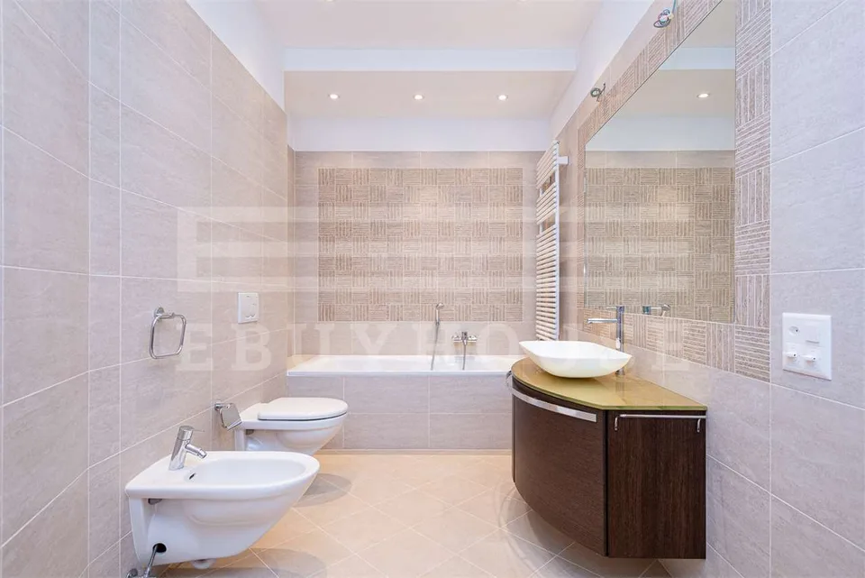 Prestigeses Appartement mit privatem Garten in Cassarate – Foto 12 von 13