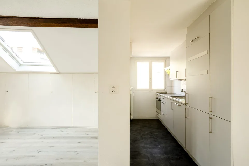 Helle 3,5 Zimmer-Dachwohnung nähe Kronenplatz – Foto 6 von 19