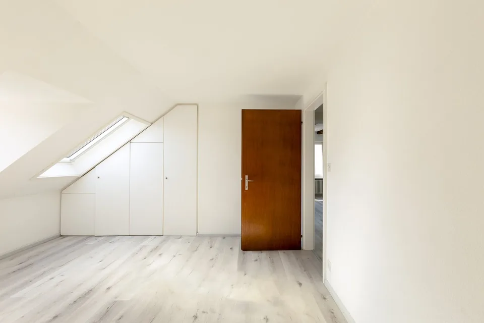 Helle 3,5 Zimmer-Dachwohnung nähe Kronenplatz – Foto 9 von 19