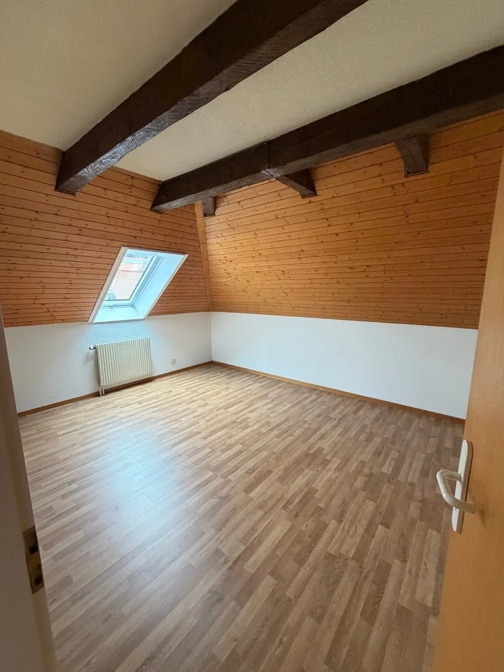 Duplex mit 3,5 Zimmern im 5. Stock, Ost – Foto 7 von 8
