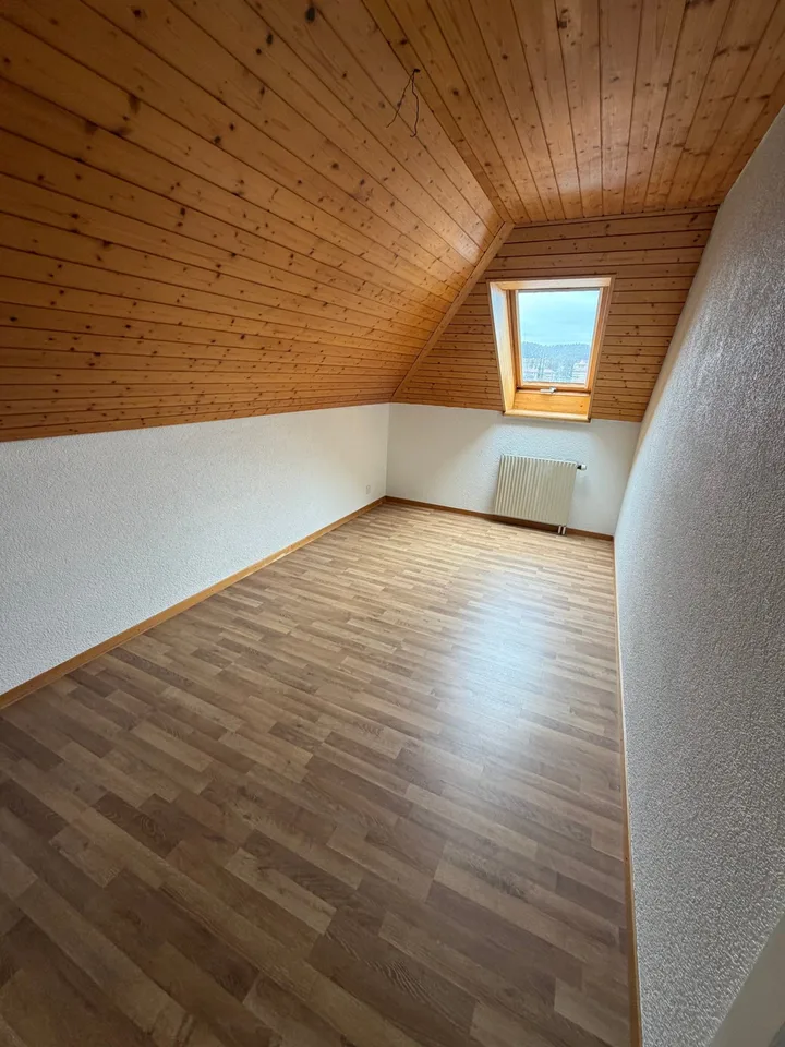 Duplex mit 3,5 Zimmern im 5. Stock, Ost – Foto 4 von 8