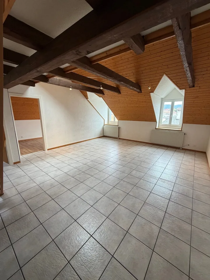 Duplex mit 3,5 Zimmern im 5. Stock, Ost – Foto 2 von 8