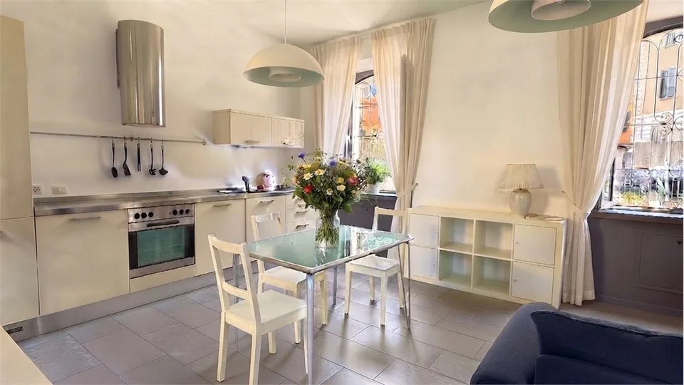 Zauberhafte 2,5-Zimmer-Wohnung mit Garten und Parkplatz – Foto 2 von 13