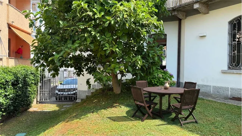 Zauberhafte 2,5-Zimmer-Wohnung mit Garten und Parkplatz – Foto 3 von 13