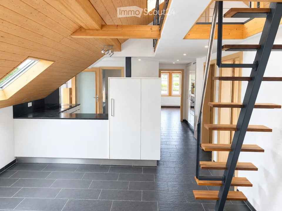 Helle 5-Zimmer-Dachwohnung mit Balkon auf dem Belpberg – Foto 5 von 5