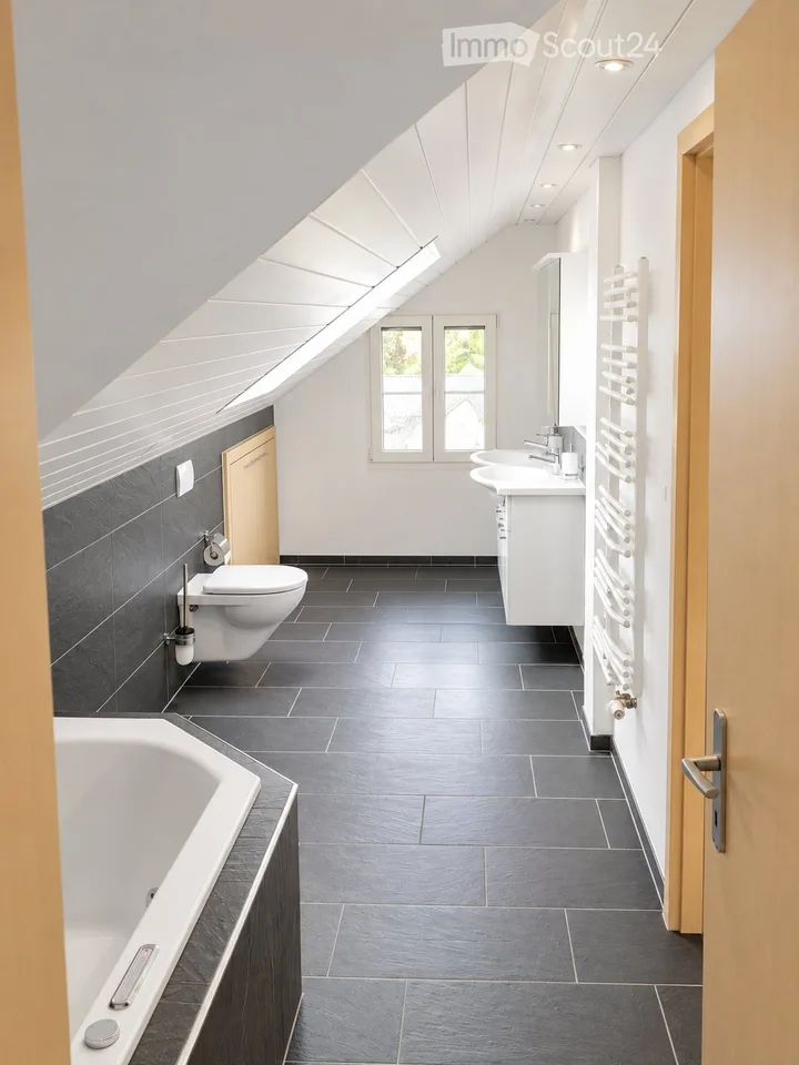 Helle 5-Zimmer-Dachwohnung mit Balkon auf dem Belpberg – Foto 2 von 5