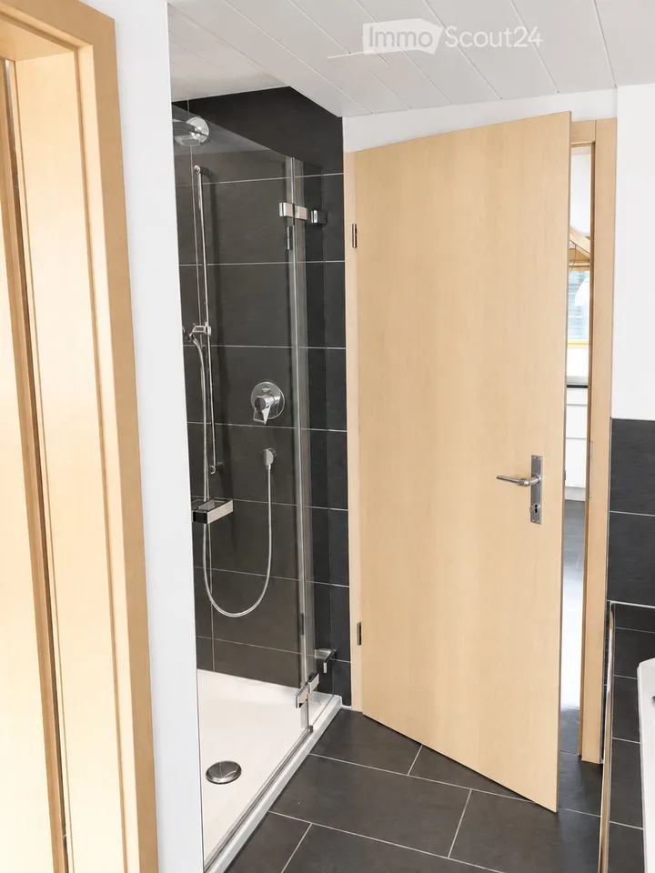 Helle 5-Zimmer-Dachwohnung mit Balkon auf dem Belpberg – Foto 3 von 5