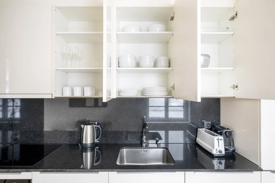 Renovated Wiedikon 2.5 rooms, basement, W/T, 3 minutes to market, via Blueground – photo 7 of 13