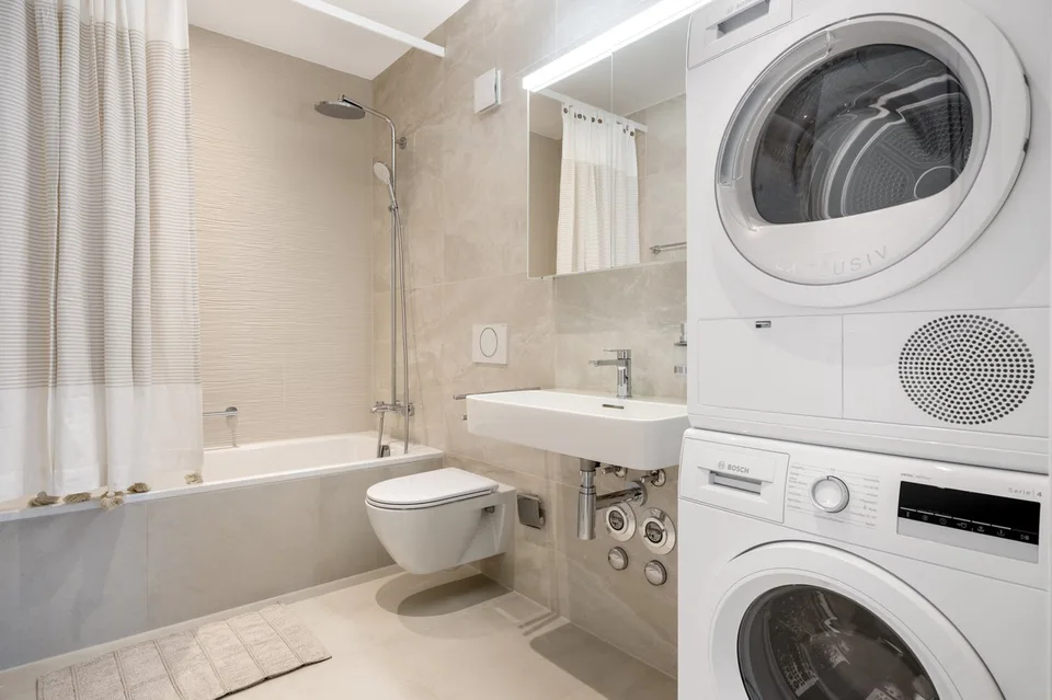 Renovated Wiedikon 2.5 rooms, basement, W/T, 3 minutes to market, via Blueground – photo 11 of 13