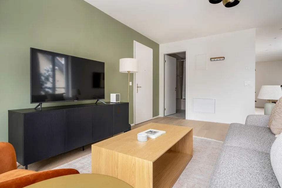 Renovated Wiedikon 2.5 rooms, basement, W/T, 3 minutes to market, via Blueground – photo 3 of 13