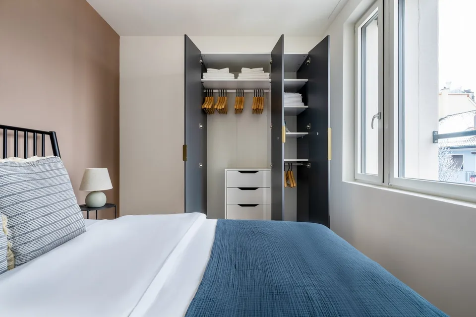 Renovated Wiedikon 2.5 rooms, basement, W/T, 3 minutes to market, via Blueground – photo 10 of 13