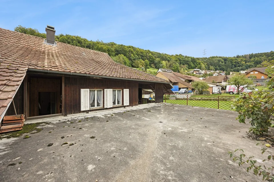 Maison spacieuse de 7 pièces à Leibstadt avec grande terrasse sur le toit et beaucoup de potentiel – photo 5 sur 13