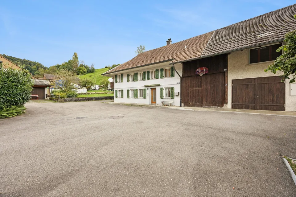 Maison spacieuse de 7 pièces à Leibstadt avec grande terrasse sur le toit et beaucoup de potentiel – photo 3 sur 13