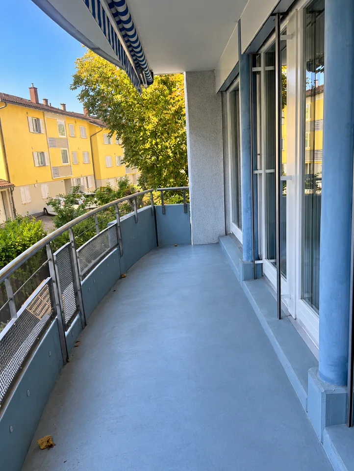 Charmanter Apartment mit 2.5 Zimmern, Balkon und innerer Parkplatz – Foto 4 von 9