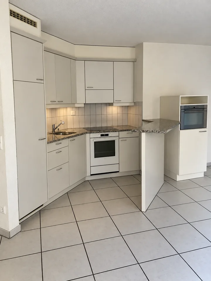 Charmanter Apartment mit 2.5 Zimmern, Balkon und innerer Parkplatz – Foto 2 von 9