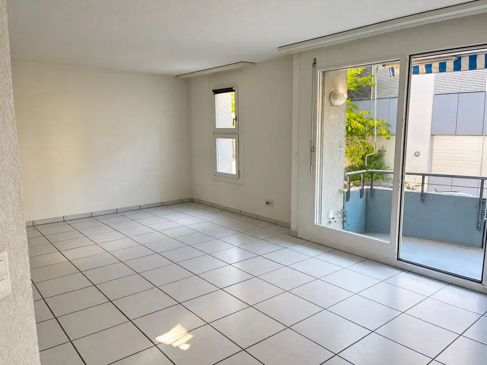 Charmanter Apartment mit 2.5 Zimmern, Balkon und innerer Parkplatz – Foto 3 von 9