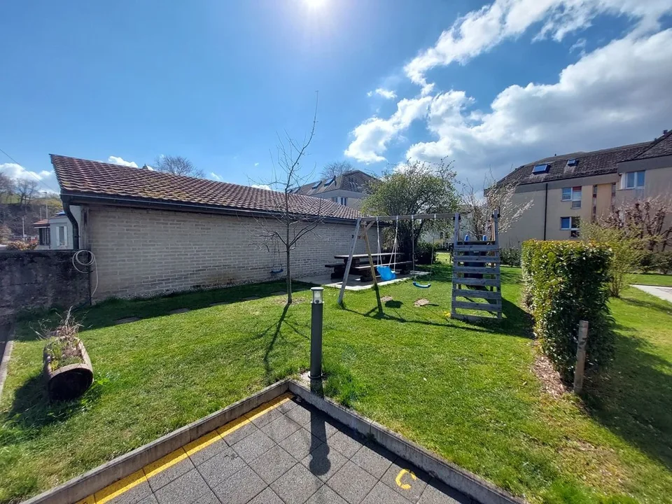 Appartement moderne de 4,5 pièces avec terrasse, une place de parc intérieure et un place de stationnement extérieure – Foto 8 von 11
