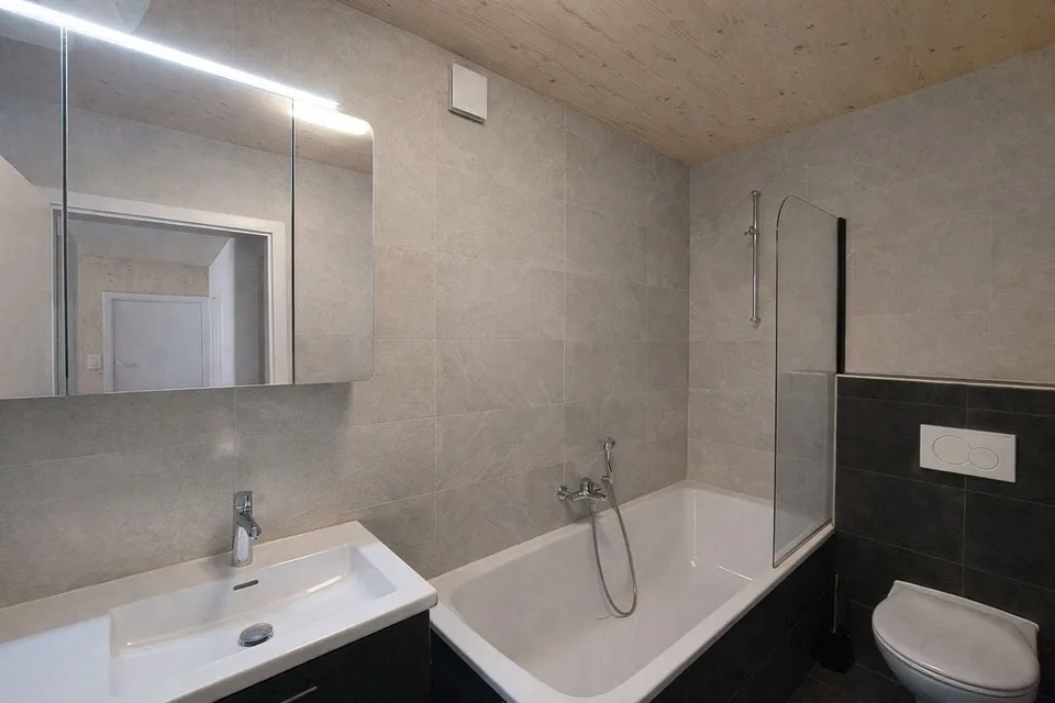 Appartement moderne de 4,5 pièces avec terrasse, une place de parc intérieure et un place de stationnement extérieure – Foto 6 von 11